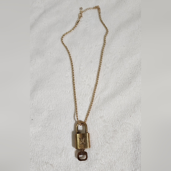 Louis Vuitton Lock & Key #301 with 18k gold plated chain. Hairline scratches - Picture 1 of 4